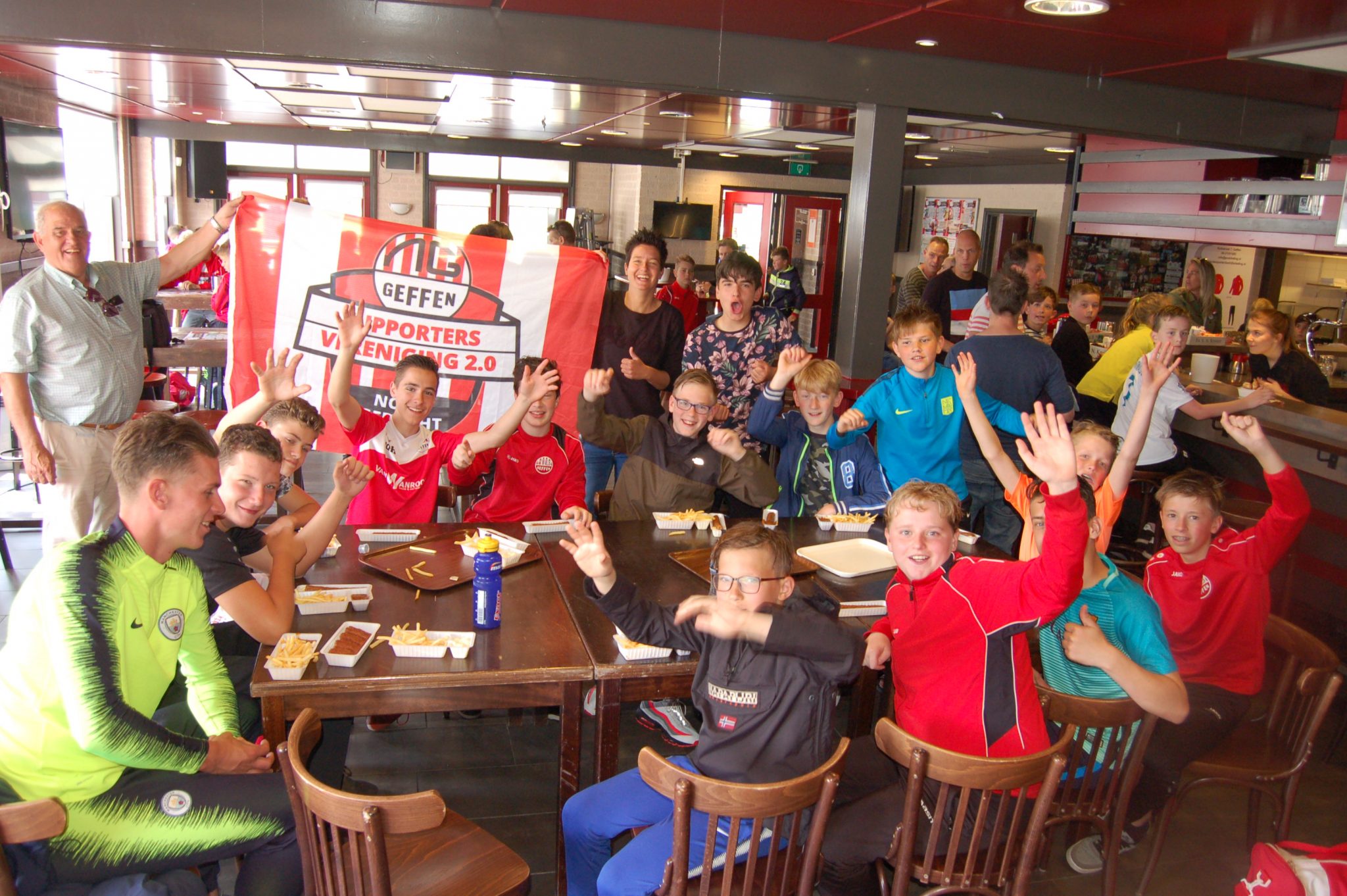 Supportersvereniging schenkt presentjes aan alle jeugdteams
