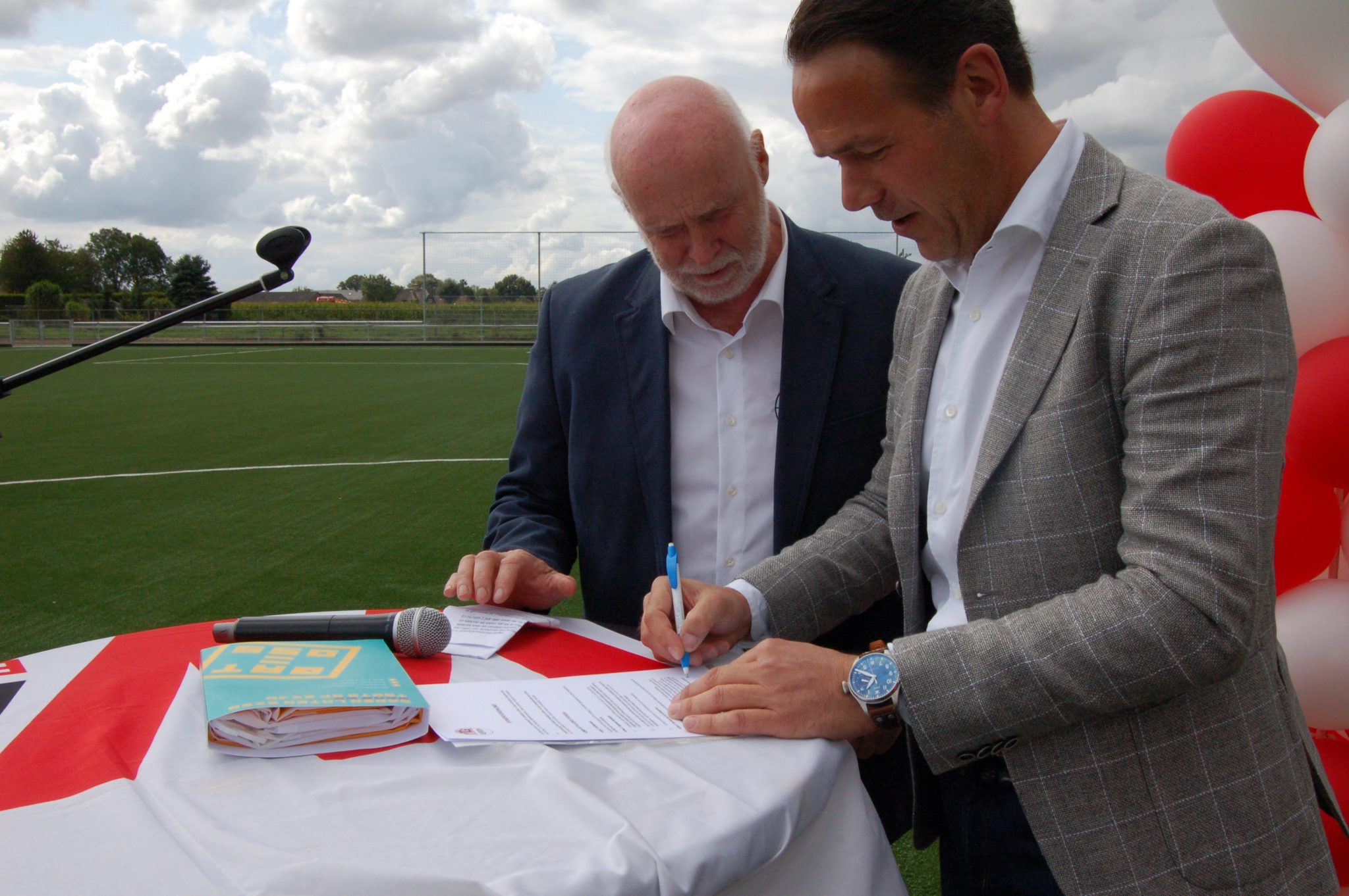 Ondertekening nieuw 2-jarig contract Van Wanrooij Bouw en Ontwikkeling