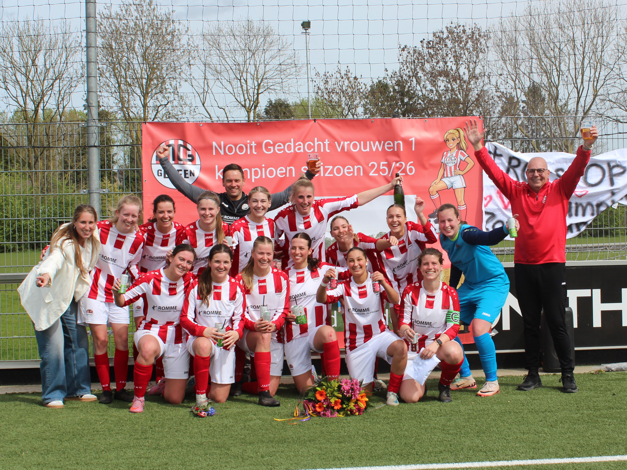 Vrouwen 1 Nooit Gedacht slepen titel binnen