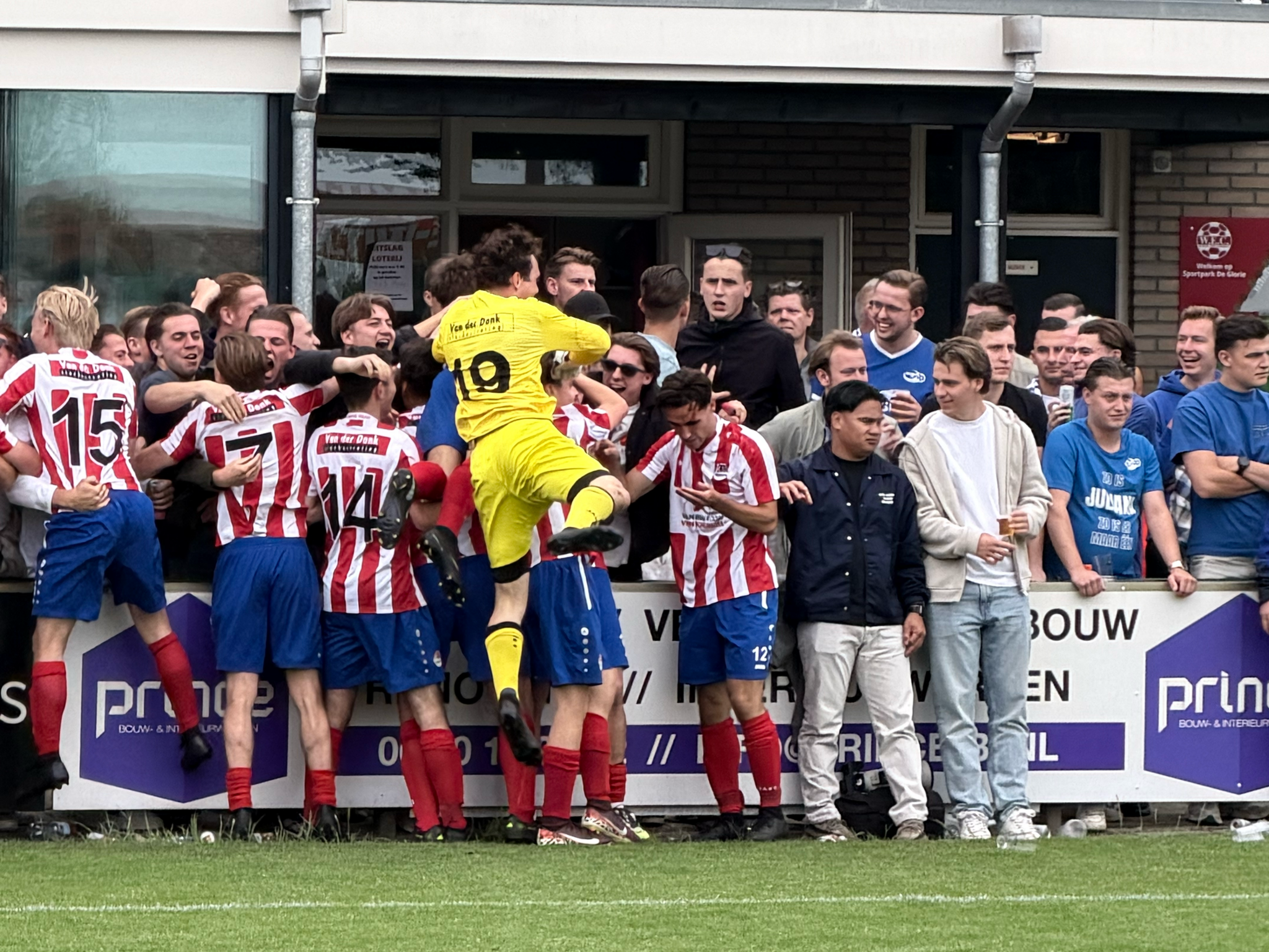 Lijfsbehoud! Eerste wint play-off-finale overtuigend