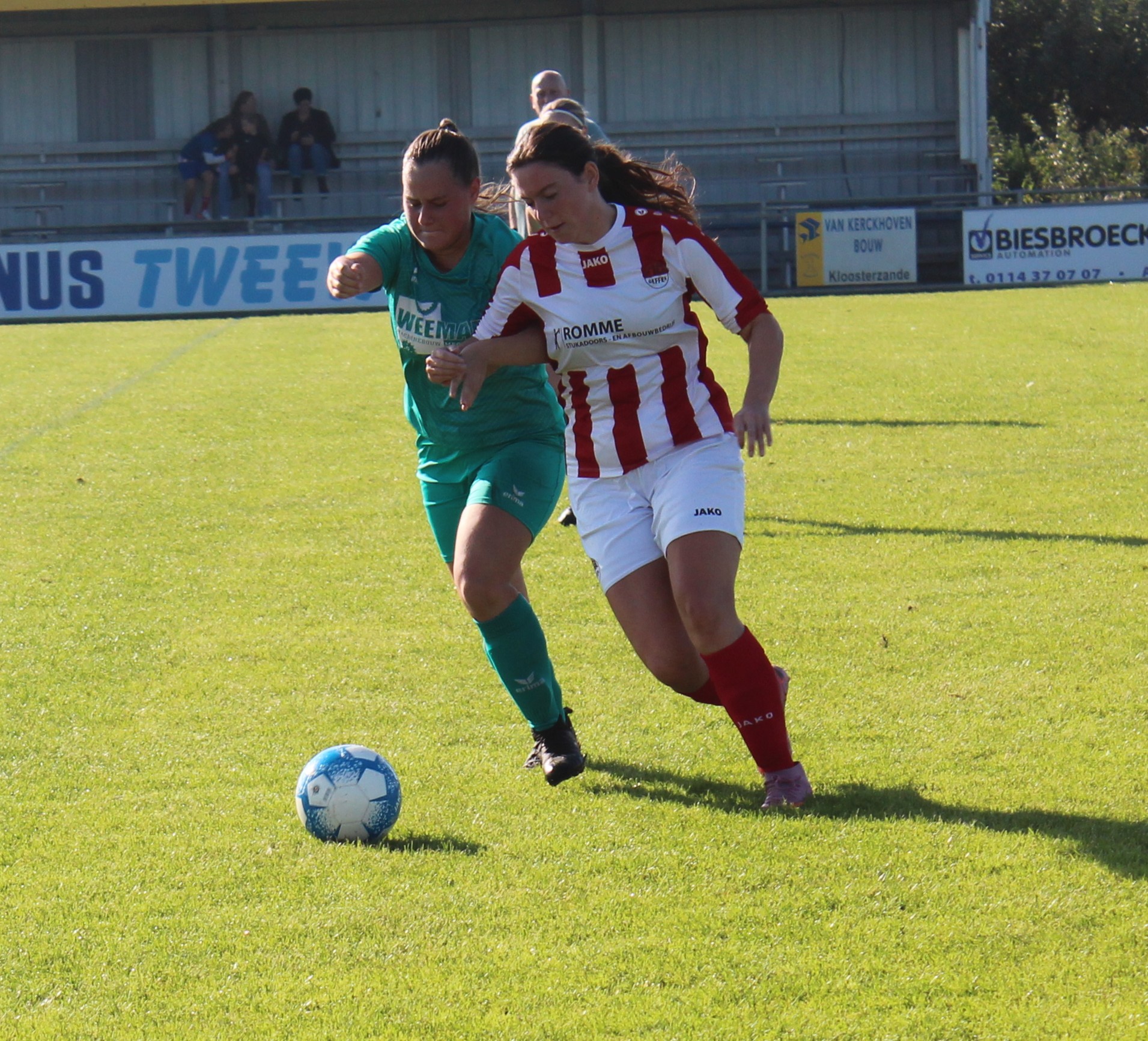 Vrouwen 1 knokt zich terug, maar verliest doelpuntrijk duel in Zeeland