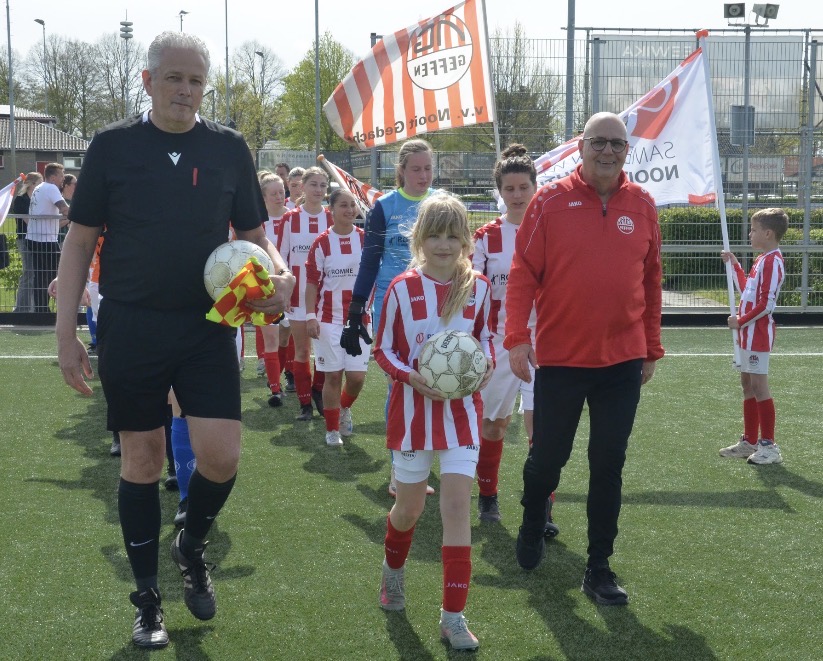 Zonder scheidsrechter geen wedstrijd: Jan Welten zorgt dat de bal kan blijven rollen