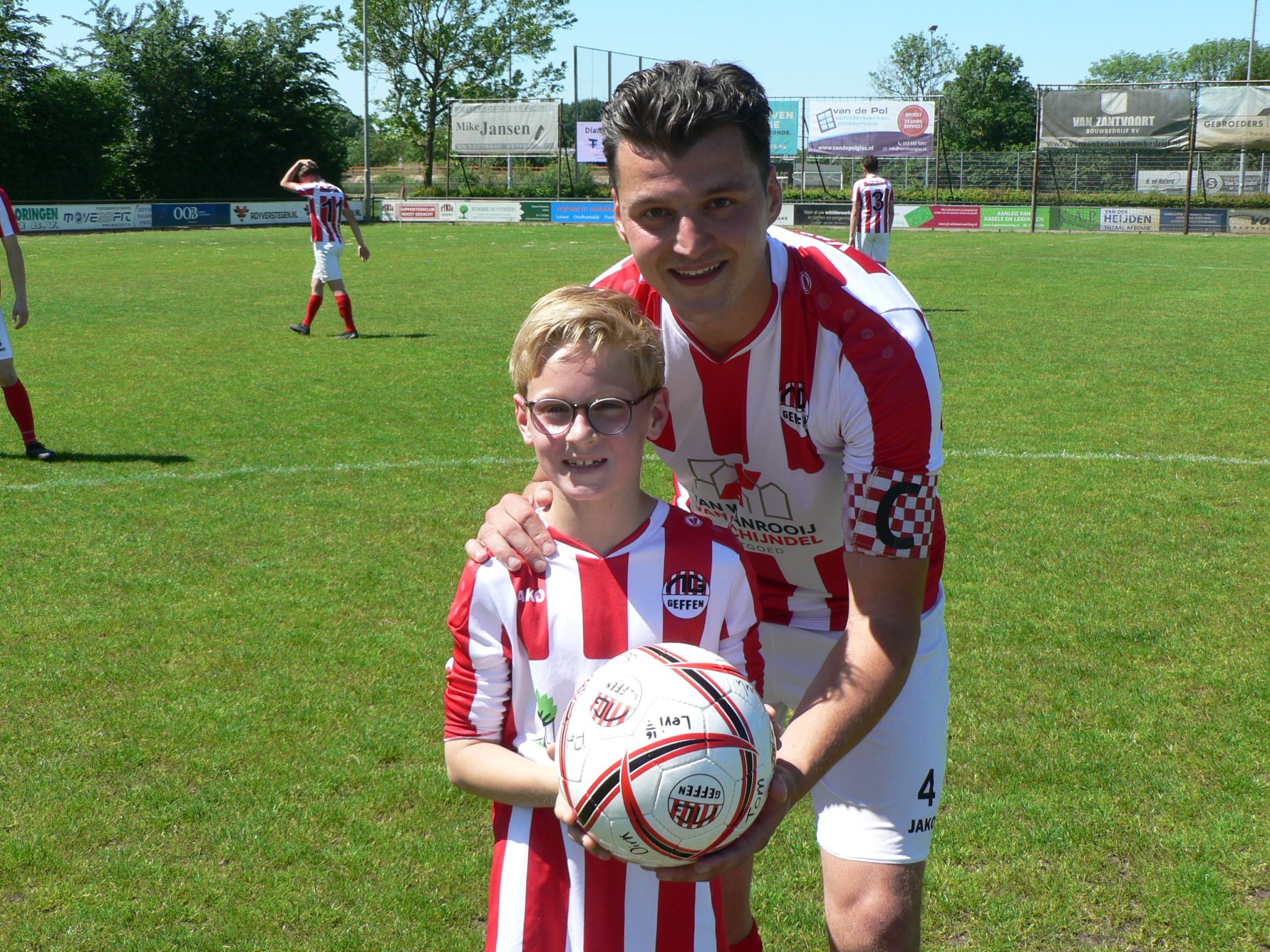 Tijn (JO9-1) moest het eerste geluk brengen als pupil van de week en deed dat