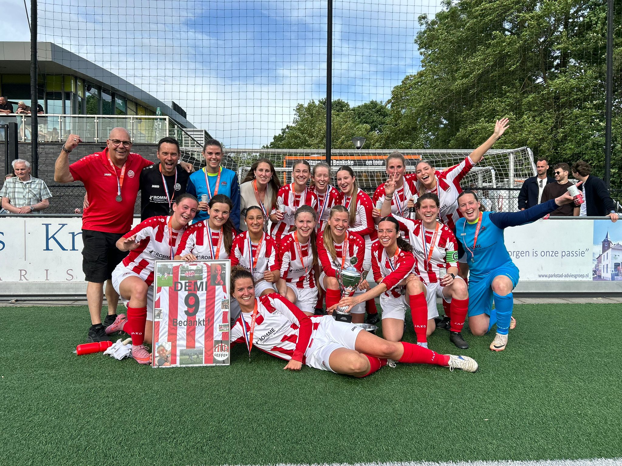 Vrouwen 1 doen de dubbel: klinkende zege in finale