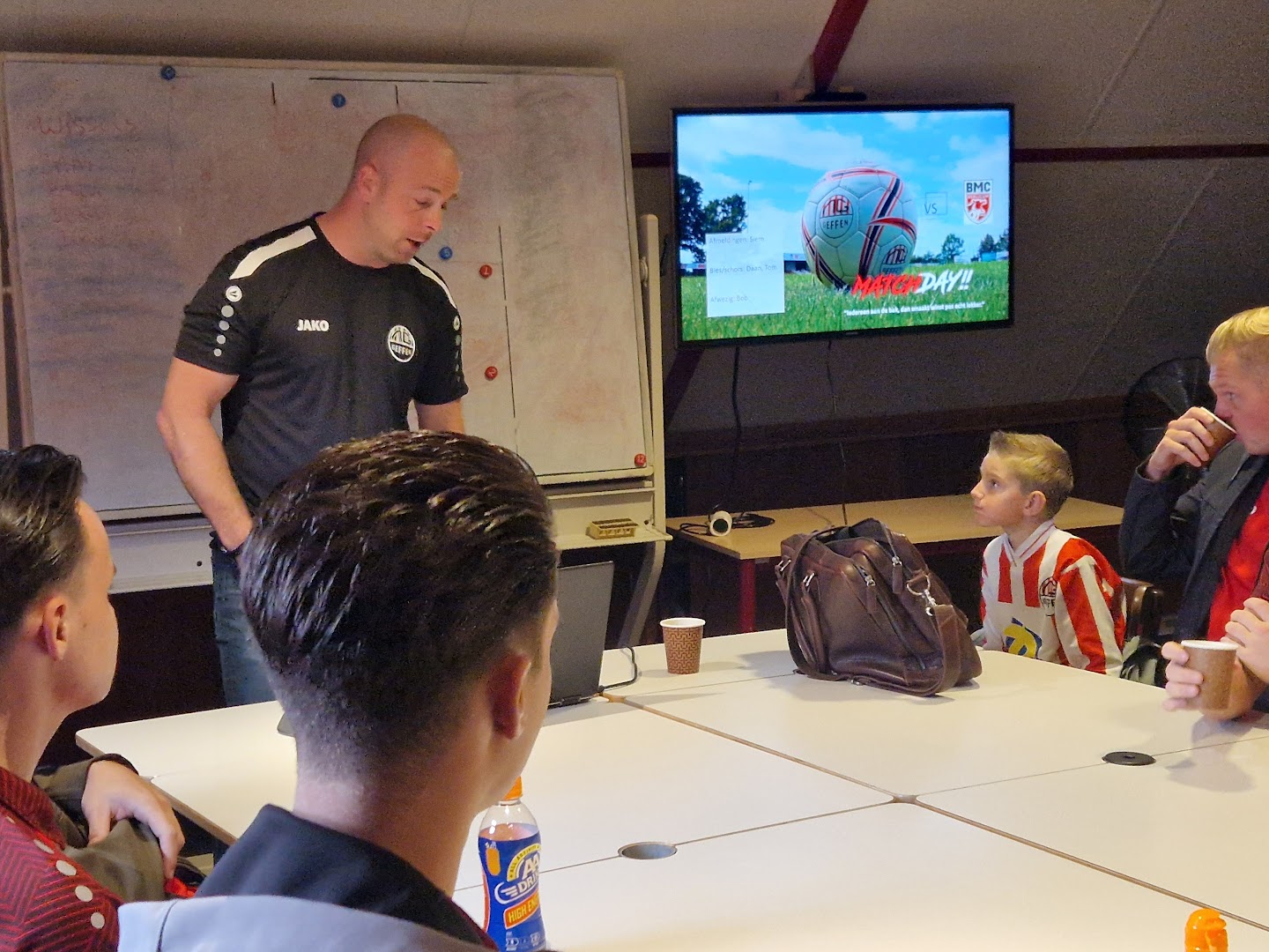 Trainer ziet dat er nog veel rek in Nooit Gedacht 1 zit: ‘Als we ook nog thuisduels gaan winnen, dan…’