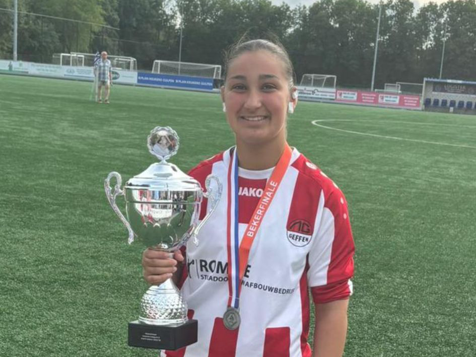 Ook Laura van den Berg neemt afscheid van vrouwen 1: ‘Mijn laatste doelpunt vergeet ik nooit meer’