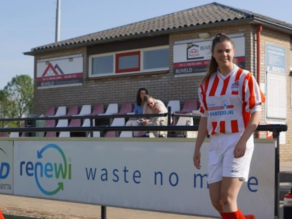 Uit de kleedkamer - Sanne Ploegmakers (dames 2): ‘Bij belangrijke wedstrijden aanvoerdersband om, zodat ik geen geel krijg voor praten’