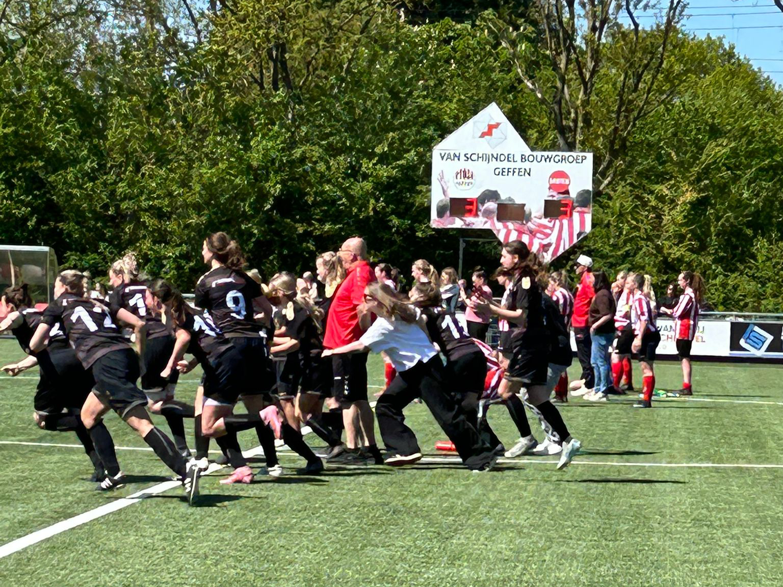 Nooit Gedacht VR1 bereikt bekerfinale na zenuwslopende halve finale
